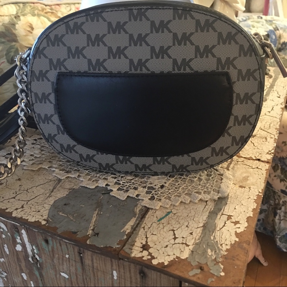Micheal Kors Signature Ginny Messenger Crossbody - Picture 3 of 10